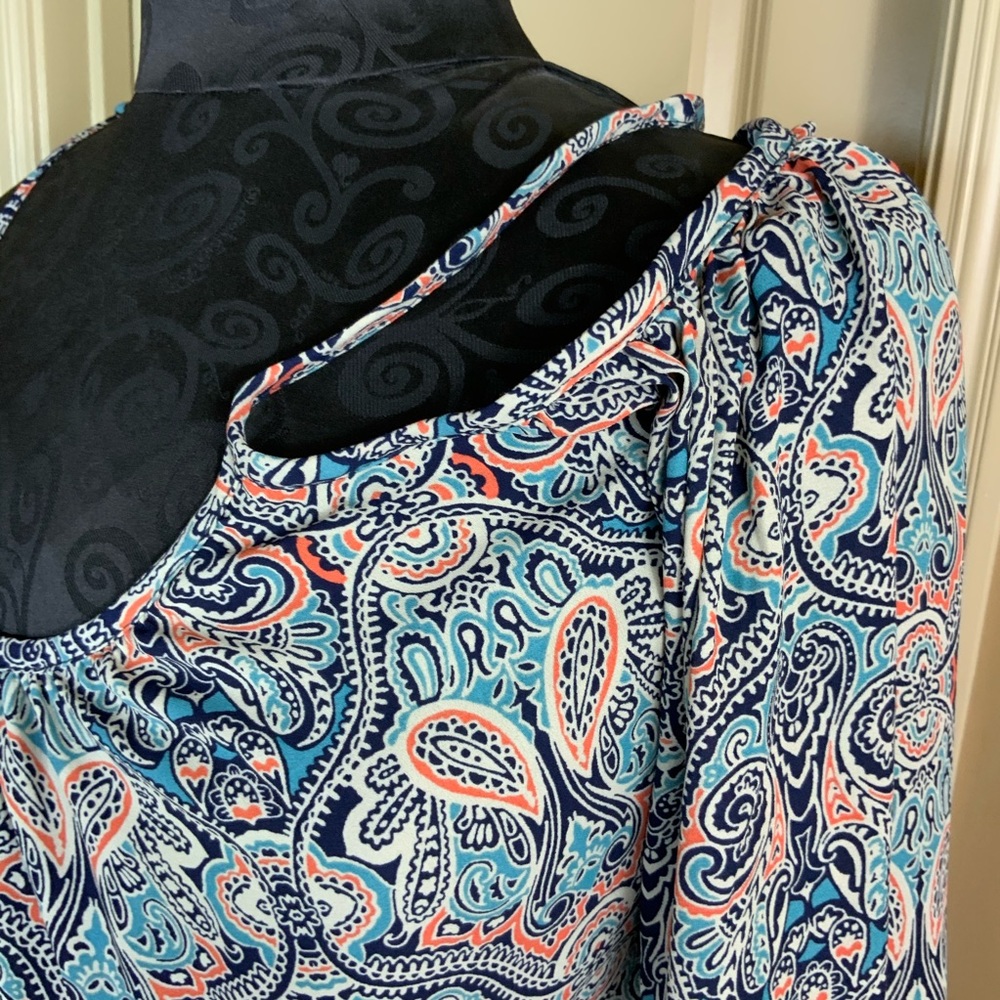 Cupcakes and Cashmere Top Cold Shoulder #L1 - Picture 3 of 5